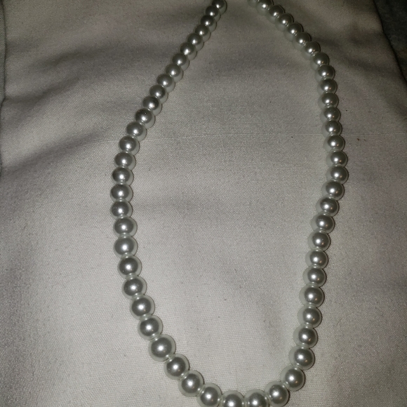 Pretty Pearl Necklace - Picture 3 of 4